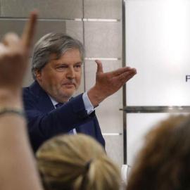 El portavoz del Gobierno, Íñigo Méndez de Vigo, durante la ruenda de prensa posterior a la reunión del Consejo de Ministros. | JUAN CARLOS HIDALGO (EFE)