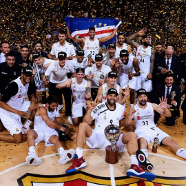 Los jugadores del Real Madrid posan con el trofeo de campeones de la Liga Endesa, tras vencer al Barcelona Lassa en el cuarto partido de la final de la Liga ACB de baloncesto disputado esta noche en el Palau Blaugrana. EFE/Alejandro García