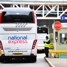 Un autocar del grupo National Express en la entrada de la Estación Victoria, en Londres. REUTERS/Dylan Martinez