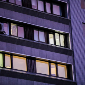 Un edificio de oficinas con las luces encendidas, en Madrid. E.P./Jesús Hellín