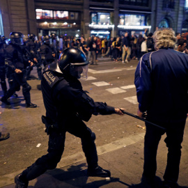 Mossos d'esquadra dispersan a los miles de personas, convocadas por los denominados Comités de Defensa de la República (CDR), que se concentran ante la Jefatura de la Policía Nacional de la Via Laietana de Barcelona, en medio de un fuerte dispositivo p