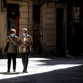 Una pareja camina por el centro de Barcelona, este martes | EFE