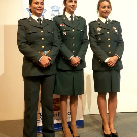 Entrega de premios de II Distinción Nacional a la Mujer Policía, donde se reconoce a Gloria Moreno (izquierda) por ser una "referencia nacional" para la protección del medio ambiente y de los animales. SERGIO CALLEJA