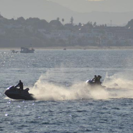 La Guardia Civil de Ceuta ha logrado detener a una mujer que había sido arrojada al mar cerca de la orilla junto a otro inmigrante que habían llegado en una moto de agua.