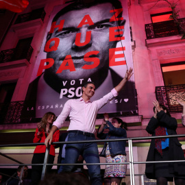 El líder del PSOE y presidente del Gobierno, Pedro Sanchez, celebra los resultados de las elecciones con los militantes socialistas en la calle, junto a la sede de Ferraz. REUTERS/Sergio Perez