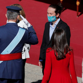 El rey Felipe saluda al vicepresidente segundo del Gobierno, Pablo Iglesias, ante la reina Letizia y la vicepresidenta, Carmen Calvo (d) durante el acto organizado con motivo del Día de la Fiesta Nacional, en Madrid. EFE/Juan Carlos Hidalgo