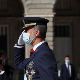 El rey Felipe saluda durante el acto organizado con motivo del Día de la Fiesta Nacional, en Madrid. EFE/Kiko Huesca/POOL