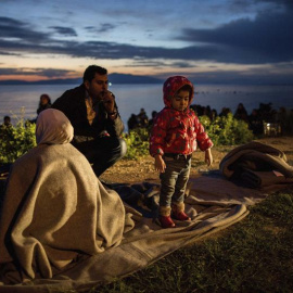 Una familia de refugiados descansa tras llegar a la isla de Lesbos tras cruzar el mar desde Turquía en el puerto de Mytilene (Grecia) hoy, 9 de marzo de 2016. EFE/Kay Nietfeld