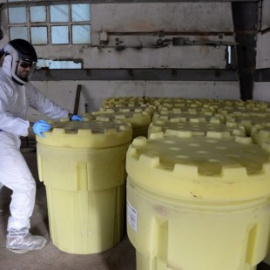 Un operario manipula unos tanques cargados con lindano. EFE/Javier Blasco/archivo