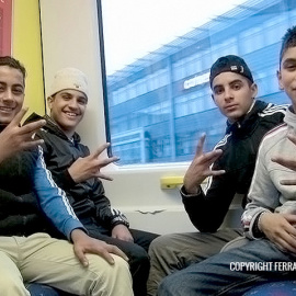 Adolescentes de origen magrebí en la 'no-go zone' de Rinkeby./Ferran Barber