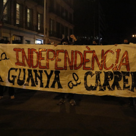 Una pancarta amb la inscripció "La independència es guanya als carrers" durant la manifestació independentista en el primer aniversari de la sentència de l'1-O. BLANCA BLAY / ACN