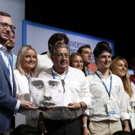La presidenta de la AVT, Mari Mar Blanco, junto a Juan Ignacio Zoido, y el presidente de NNGG de Vizcaya, Nacho Toca junto a otros militantes, en la escuela de formación Miguel Ángel Blanco de Nuevas Generaciones del PP celebraado en Bilbao EFE/Luis Tej