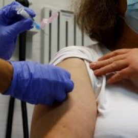 El 43,8% de los españoles no se vacunaría inmediatamente contra la covid-19