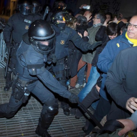 Agents antiavalots dels Mossos d'Esquadra han carregat contra els manifestants en les immediacions de la delegació del govern / EFE Enric Fontcuberta