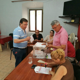 Fotografía facilitada por la Candidatura de Guillermo Fernández Vara a la secretaría general del PSOE de Extremadura, quién ha dicho hoy tras votar en Olivenza (Badajoz) que cuando concluyan las primarias "todos" tienen que estar con el ganador. EFE