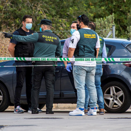 Agentes de la Guardia Civil investigan la muerte de un hombre y una mujer cuyos cadáveres han sido encontrados en el interior de un turismo estacionado en Peguera, en Mallorca. /EFE/Cati Cladera