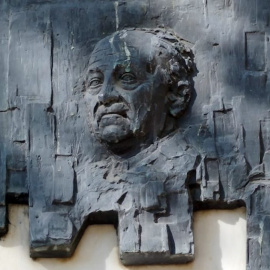 Detalle de la placa de Largo Caballero en la Plaza de Chamberí de Madrid antes de ser retirada. /Ayuntamiento de Madrid