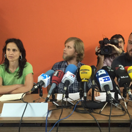 Núria Costa, Mikel Basarte i l'advocat Andrés García Berrio. FOTO: Carles Bellsolà