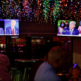 El candidato presidencial demócrata de EE. UU. Joe Biden y el presidente de EE. UU. Donald Trump en programas televisivos antes de las elecciones. REUTERS / Octavio Jones