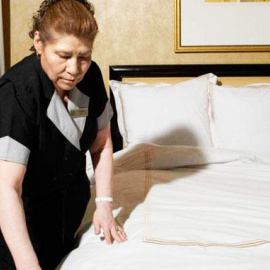 Una camarera de piso en un hotel. EFE