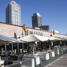 GRAFCAT3147. BARCELONA, 16/10/2020.- Vista de los locales de ocio del frente marítimo en la Barceloneta este viernes mientras Cataluña está pendiente de la resolución del Tribunal Superior de Justicia de la comunidad sobre las nuevas restricciones ado