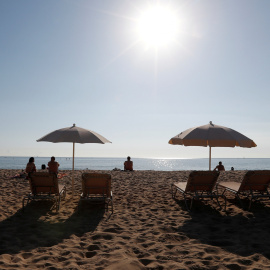 Personas tomando el sol en la playa de la Barceloneta, en  Barcelona. REUTERS/Gonzalo Fuentes