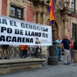 Concentración a las puertas del Palacio Arzobispal de Sevilla /Público