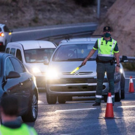 Agentes de Guardia Civil realizan un control en la carretera A-4, en Madrid / EP