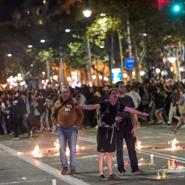 Varios manifestantes increpan a los Mossos de Escuadra en el Paseo de Gracia de Barcelona durante la movilización convocada por los CDR, hoy martes en la segunda jornada de protestas contra la sentencia condenatoria del Tribunal Supremo a los líderes in