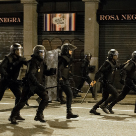14/10/2019.- Policías antidisturbios durante las protestas esta noche en la Via Laietana de Barcelona por la sentencia del 'procés'. / EFE