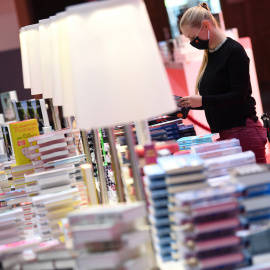 Una empleada de la Feria del Libro de Frankfurt ultima algunos detalles antes de la conferencia de prensa.- AFP