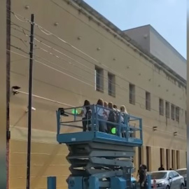 Alquilan una grúa para saludar a una amiga con cáncer que lleva meses hospitalizada. / CAPTURA - YOUTUBE