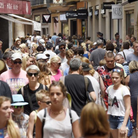 Turistes passegen pel cèntric carrer de Sant Miquel de Palma. EFE / Atienza