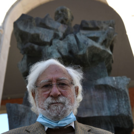 El autor de la placa y la escultura a Largo Caballero en Madrid, Pepe Noja.- FERNANDO SÁNCHEZ