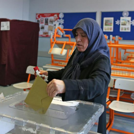 Una mujer vota en un colegio electoral. EFE/EPA/ERDEM SAHIN
