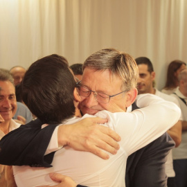 Ximo Puig i Rafa Garcia s'abracen desprñes de conéixer els resultats de les primàries. FOTO: Paco Beltrán