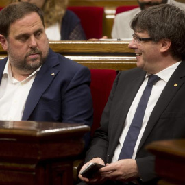Junqueras y Puigdemont, en el Parlament este jueves. EFE/Quique García