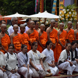 Los niños atrapados en una cueva de Tailandia acaban su retiro en un monasterio en el que han honrado al buzo que perdió la vida en el rescate./REUTERS