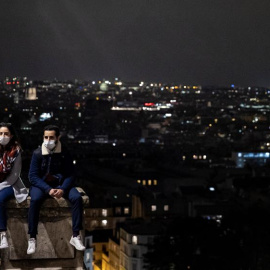 Varias personas en Montmartre (París) este viernes. EFE/EPA/IAN LANGSDON