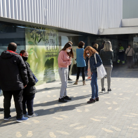 Cua de persones per fer-se una PCR a les Borges Blanques. ACN