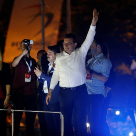 Ekrem Imamoglu saluda a sus seguidores en un mitin en el distrito de Beylikduzu, en Estambul. REUTERS/Kemal Aslan