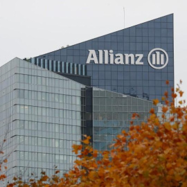 El logo de Allianz, la mayor aseguradora europea, en su sede en La Defense, el distrito financiero al oeste de París. REUTERS/Gonzalo Fuentes