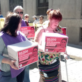 Ascensión López acude arropada por todas las asociaciones de bebés robados del Estado a presentar las más de 90.000 firmas que apoyan su indulto.- CEAQUA
