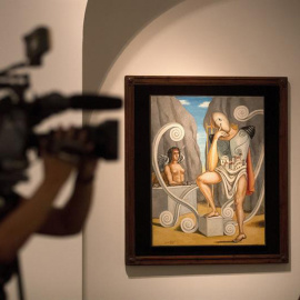 Un visitante ante la obra 'Edipo y la Esfinge' fechada en 1968 en el CaixaForum de Barcelona.- EFE