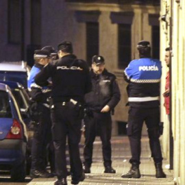 Agentes de la Policía Nacional custodian la vivienda de la mujer que apareció apuñalada /EFE