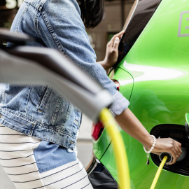 Coche eléctrico cargándose. / EUROPA PRESS