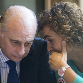 La ministra de Sanidad, Dolors Montserrat, y el exministro del Interior Jorge Fernández Díaz, en Barcelona. / EFE