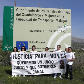 Manifestación en la puerta del Canal de Paredones en Álora (Málaga) donde falleció Mónica Gómez /María Serrano