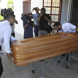 Operarios de la funeraria trasladan el féretro con el cuerpo sin vida del expresidente de Caja Madrid Miguel Blesa del Instituto Anatómico Forense de Córdoba hacia el tanatorio de Las Quemadas donde se encuentran familiares y amigos del fallecido a la 