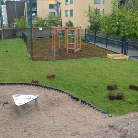 Patio de guardería en Finlandia cubierto parcialmente con tierra y plantas de un bosque./MARJA ROSLUND